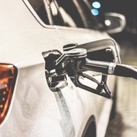 Latvijas autobraucēji degvielas iegādei tērē līdz 100 eiro mēnesī