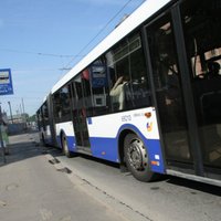 Uz šoferi noskaities vīrietis Rīgā izsper autobusa durvju stiklu