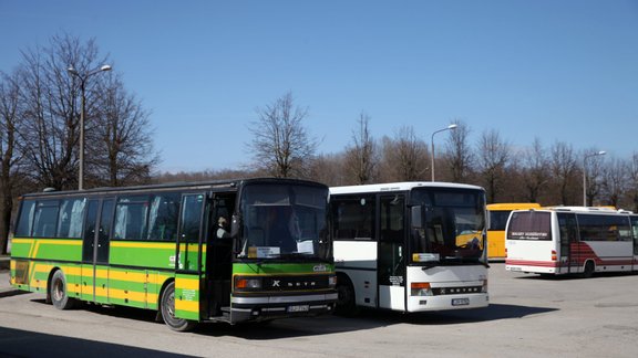 Autobusi pie autoostas Aizkrauklē.