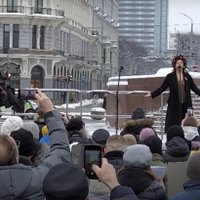 Video: Pieminot kara gadadienu, pie Brīvības pieminekļa pulcējas Ukrainas atbalstītāji