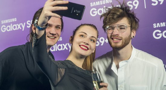 Foto: Pašmāju slavenības novērtē jauno 'Galaxy S9' viedtālruni