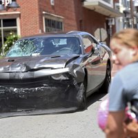 Šarlotsvilā izceļas vardarbīgas nacionālistu un pretinieku sadursmes; auto ietriecas pūlī