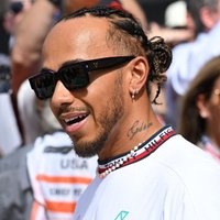 Hamiltons komentē baumas par 'Mercedes' iespējamo pamešanu pēc nākamās sezonas