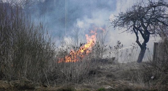 Sākusies kūlas dedzināšanas sezona, secina ugunsdzēsēji