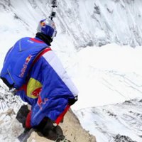 Video: par godu virsotnes iekarošanas gadadienai nolec no Everesta