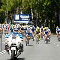 Starptautisku riteņbraukšanas sacensību rīkošana: papīru gūzma, simtiem palīgu un komandu 'pielaušana' piedalīties