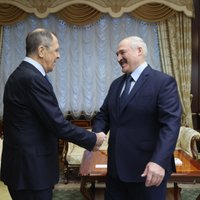 Lavrovs Minskā uzmundrina Lukašenko un nodod sveicienus no Putina