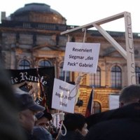 Vācijas prokuratūra sākusi izmeklēšanu par karātavām ar Merkeles vārdu PEGIDA demonstrācijā