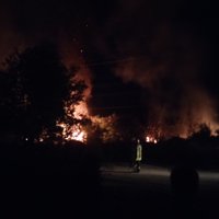ФОТО: Пожар в Зиепниеккалнсе - местные жители остались без электричества
