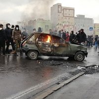 В Иране ограничили продажу бензина, чтобы помочь бедным. Протесты проходят в десятке городов