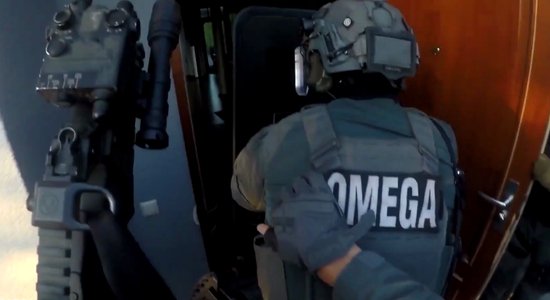 Video: 'Rolex' un luksusa mašīnas – 'Omega' Pierīgā aiztur starptautiskus narkodīlerus