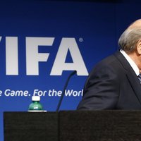 FIFA korupcijas skandāla ietvaros aizdomu ēna krītot arī pār Blateru