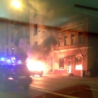 Foto: Rīgas centrā uzsprāgst un sadeg automašīna