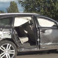 Очевидец: Эту Audi Q7 угнал и разбил грабитель, которого ищут в Резекне