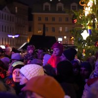 ФОТО: На Домской площади в Риге зажгли елку