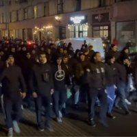 Video: Skaļi PAOK fani policijas pavadībā pirms mača ar RFS soļo uz Daugavas stadionu