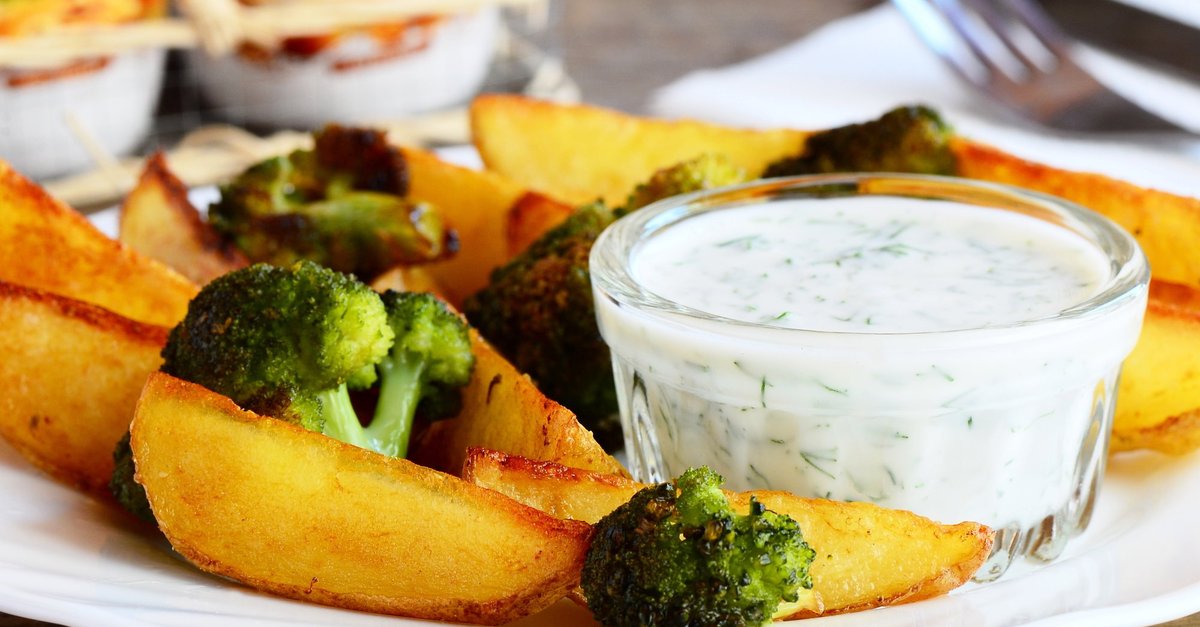 Skābā krējuma uzkodu mērce ar zaļumiem un vārītiem olu dzeltenumiem