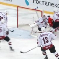 Rīgas 'Dinamo' Novokuzņeckā pēdējā trešdaļā gūst trīs vārtus un pārtrauc divu zaudējumu sēriju