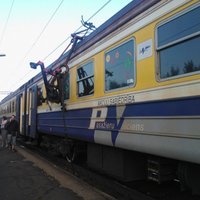 Rīgā vilciens aizķer vīrieti