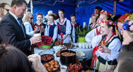 Foto: Pie bagātīgi klātiem galdiem Daugavpilī atzīmē Latgales kongresa simtgadi