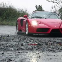 Tauta priecājas par 'Ferrari Enzo' drifta video
