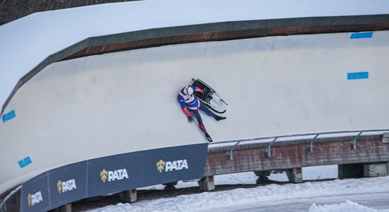 Latvijas kamaniņu braucēji sezonas pēdējā komandu stafetē samierinās ar piekto vietu