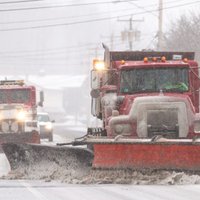 ASV ziemeļaustrumu piekrastē sniega vētra paralizē satiksmi