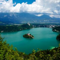 Bleda Slovēnijā – ezers kā no pastkartes, tūkstošgadīga pils un sala, kur jaunlaulātie atrod laimi