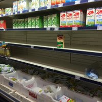 Lietuvieši pirms eiro ieviešanas aktīvi iepērk pārtiku; pircējus neapmierina tukši plaukti