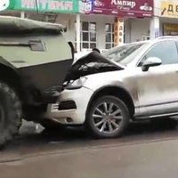 Video: Uz ielas Kurskā starp divām bruņumašīnām iespiesti četri vieglie auto