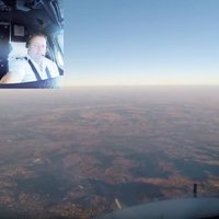 Video: Lielākās pasažieru lidmašīnas piezemēšanās no pilota skatupunkta