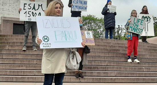 Video: VDD ēkas būvniecības pretinieki pulcējas 16 piketos (plkst. 11:26)