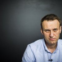 Навальный связал поставщика продовольствия для Росгвардии с Медведевым