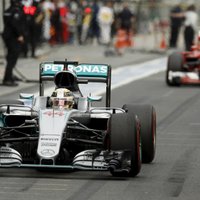 Hamiltons sīvā cīņā uzvar F-1 Lielbritānijas 'Grand Prix' posma kvalifikācijā