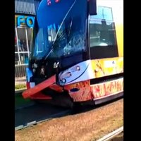 Video: Tramvajs Juglā saskrienas ar auto