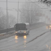 Rīgā vieglā automašīna saduras ar autobusu