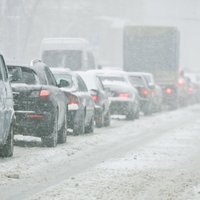 Latvijas centrālajā daļā uz autoceļiem veidojas aizputinājumi; Rīgā – sniega sanesumi