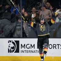 Video: Kārlsons NHL debitantes 'Golden Knights' rindās gūst vēsturisku 'hat-trick'