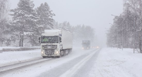 Trešdien visā Latvijā apledojuši autoceļi, brīdina LVC