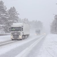 Spēcīgā snigšana Latgalē un Vidzemē var kavēt transporta kustību, brīdina VUGD