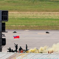 Foto: Taivānas armija mācībās apgūst galvenās lidostas aizstāvēšanu pret Ķīnas uzbrukumu