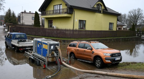 Plūdi Jēkabpilī: Evakuācijas autobusi pārtrauc dežūras; cilvēkiem ļauj atgriezties mājokļos (plkst. 16.51)