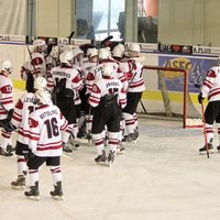 Latvijas U-18 hokejisti svarīgā spēlē pieveic Baltkrieviju