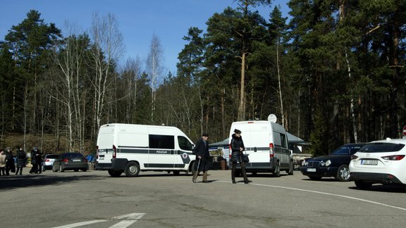 Sprādzienā Jaunciema kapos iet bojā vīrietis; notikuma vietā atrod šķembas un detonatora daļas (plkst. 15:10)