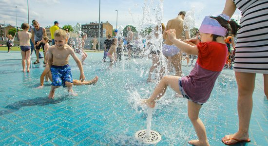 Ziepju burbuļu salūts un strūklakas – Rīgas centrā atklāts vērienīgs bērnu rotaļlaukums