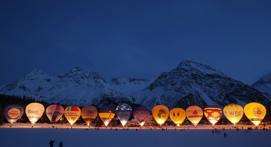 Dienas ceļojumu foto: Mirdzoši gaisa baloni Šveices Alpos