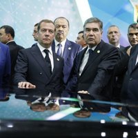 Turkmenistānas prezidents beidzot parādās publiski un nopērk krievu limuzīnu 'Aurus'
