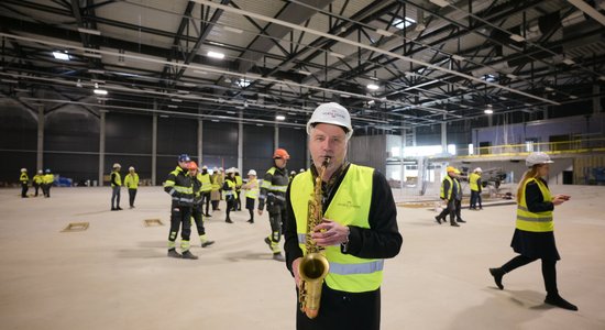 Foto: Nosvinēti 'Daugavas' stadiona vieglatlētikas manēžas spāru svētki