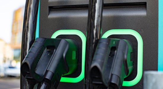 Mūkusalas Biznesa centra teritorijā atklāta īpaši ātrās elektroauto uzlādes stacija