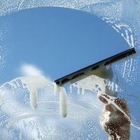 Kā notīrīt logus, lai uz tiem nepaliktu baltas svītras